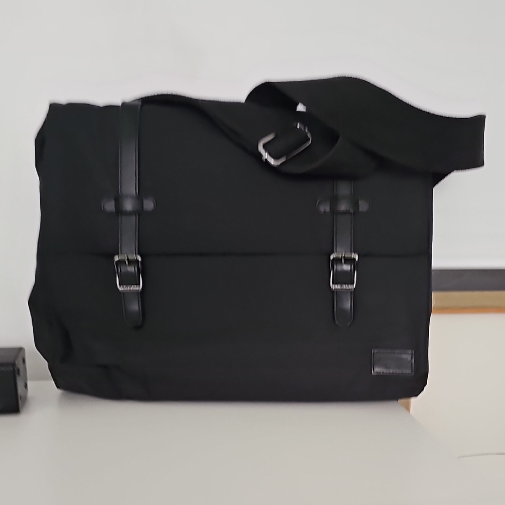 Steve Madden Black Messenger Bag with Adjustable Strap and Durable Fabric